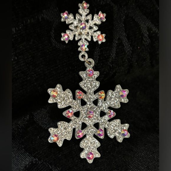 HOLIDAY SILVER SNOWFLAKE EARRINGS - Picture 6 of 6